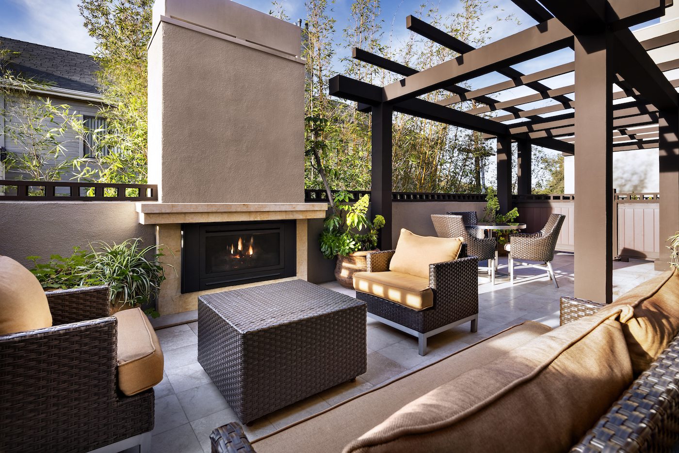 outdoor patio area with seatting and fireplace