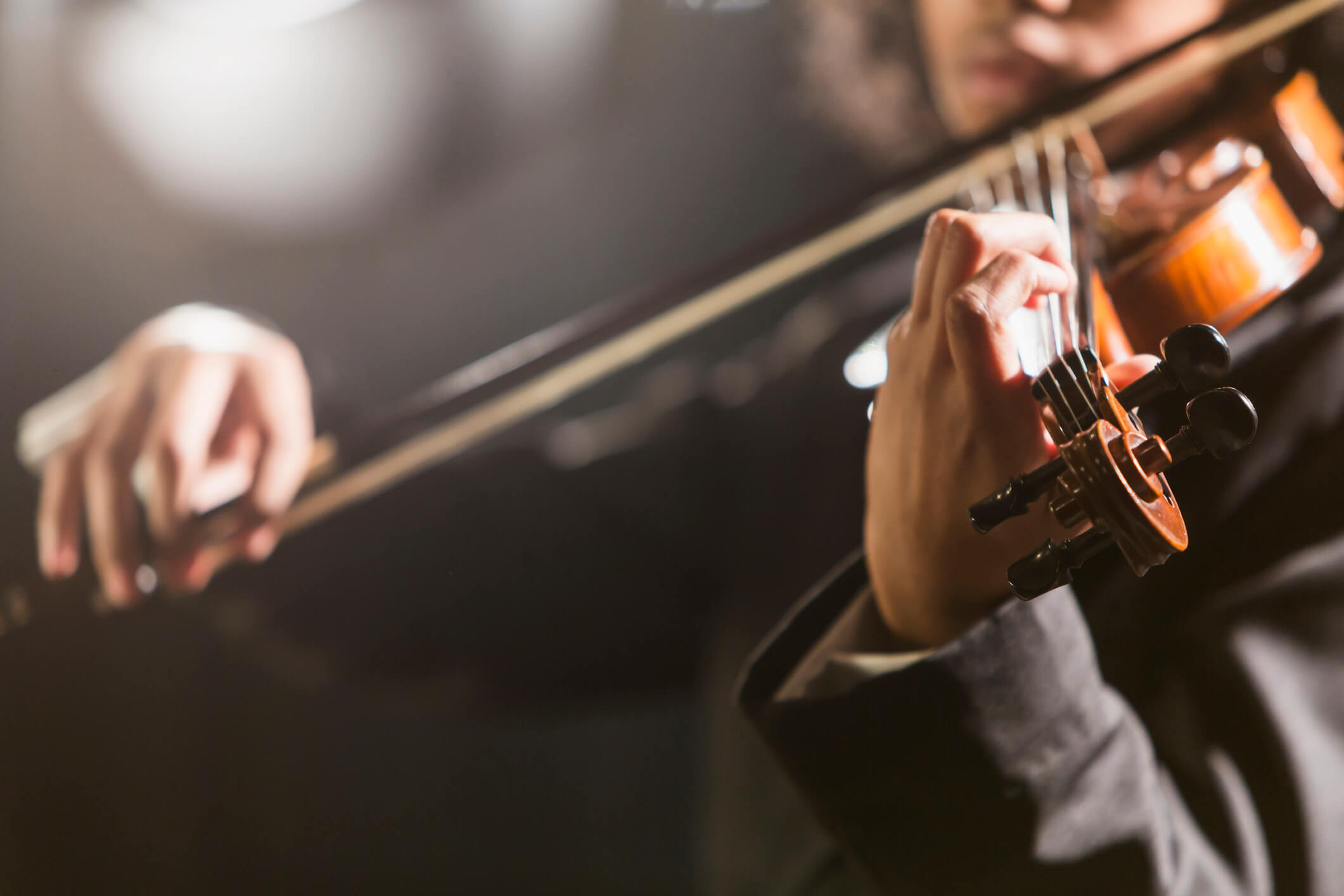 Violinist playing the violin